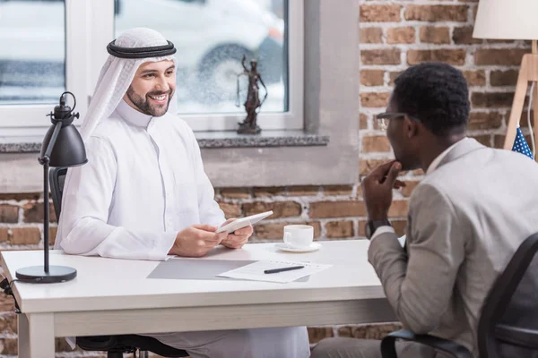 Arabischer Geschäftsmann hält digitales Tablet am Schreibtisch — Stockfoto