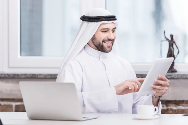 Arabe homme d'affaires utilisant une tablette numérique au bureau — Photo de stock