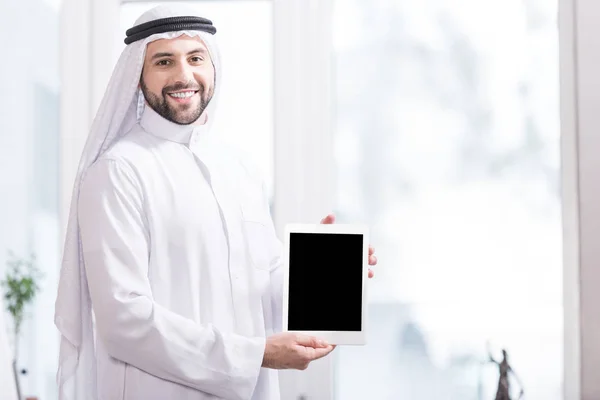 Arabe homme d'affaires montrant tablette numérique au bureau — Photo de stock