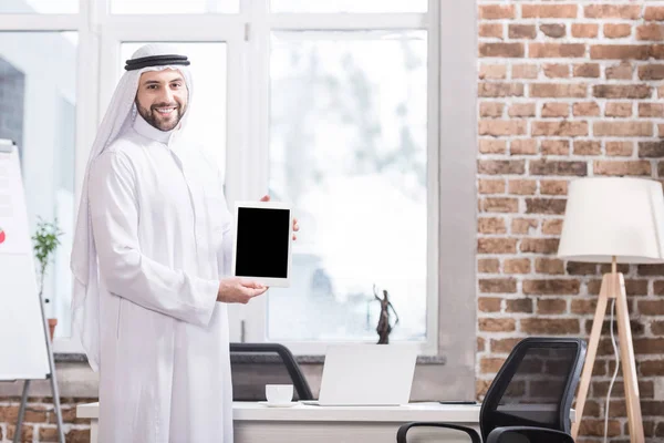 Arabe homme d'affaires tenant tablette numérique dans le bureau moderne — Photo de stock