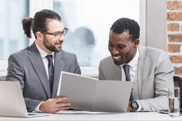 Visão de perto de sorrir parceiros de negócios multiétnicos ler documento no escritório — Fotografia de Stock