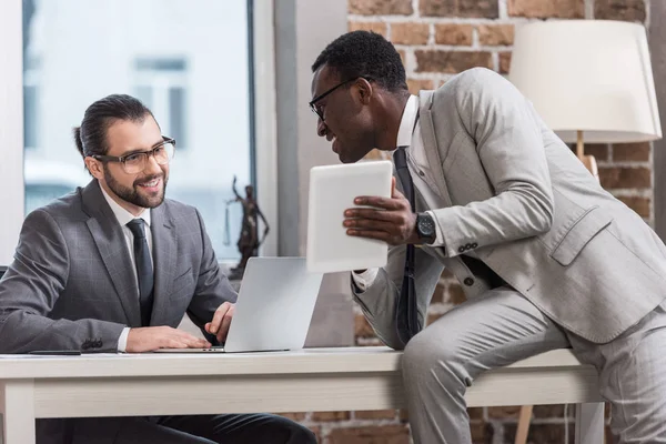 Afrikanischer amerikanischer Geschäftsmann zeigt Partner im Büro digitales Tablet — Stockfoto