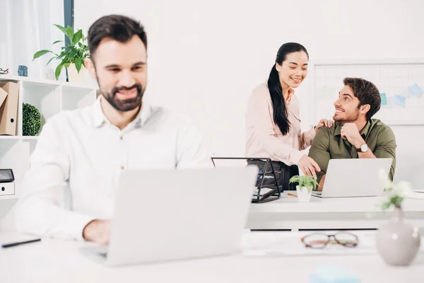 Fröhliche Kollegen lächeln im modernen Büro — Stockfoto