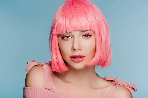 Ragazza alla moda posa in parrucca rosa isolato su blu — Foto stock