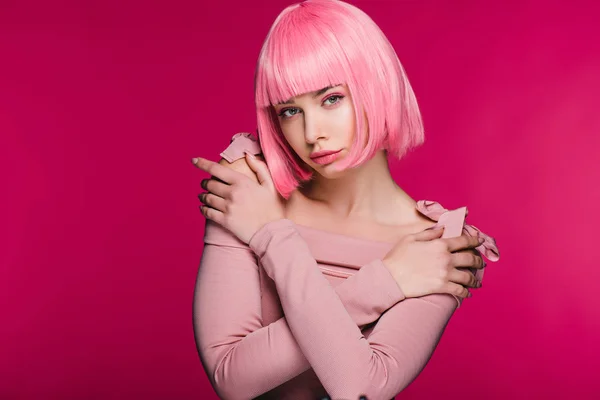 Hermosa joven posando en peluca rosa, aislado en rosa - foto de stock