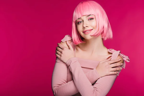 Hermosa chica elegante posando en peluca rosa, aislado en rosa - foto de stock
