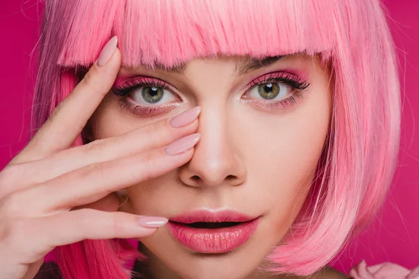 Schönes Mädchen posiert in rosa Perücke, isoliert auf rosa — Stockfoto