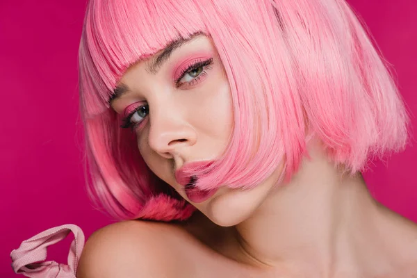 Bella ragazza sensuale posa in parrucca rosa, isolato su rosa — Foto stock