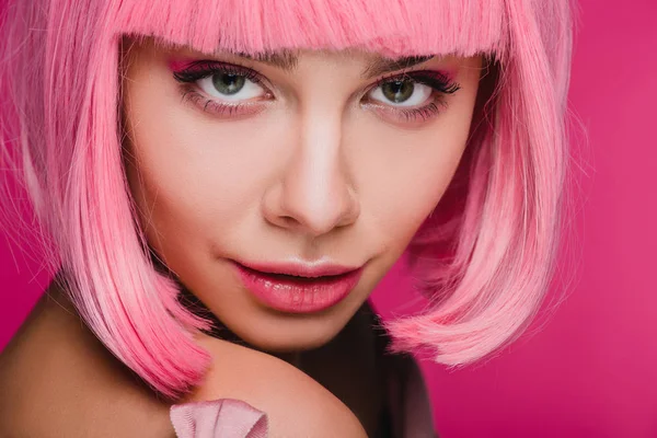 Menina bonita posando em peruca rosa para tiro de moda, isolado em rosa — Fotografia de Stock