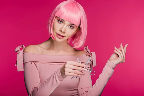 Ragazza alla moda in parrucca rosa con forbici isolate su rosa — Foto stock