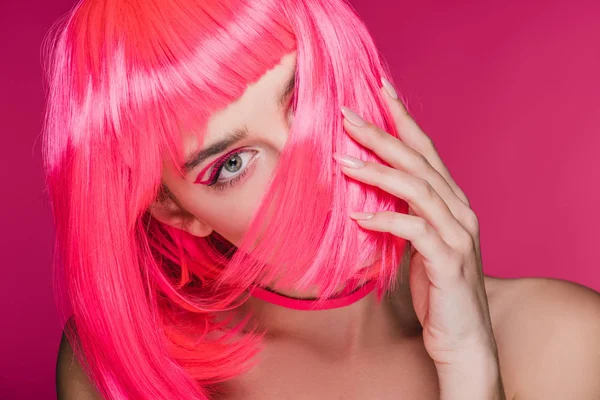 Modelo atraente na moda posando em peruca rosa néon, isolado em rosa — Fotografia de Stock