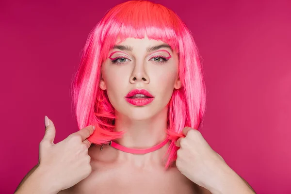 Bella ragazza sensuale posa in parrucca rosa neon, isolato su rosa — Foto stock