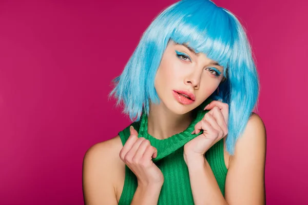 Menina encantadora posando em peruca azul e gola alta verde, isolado em rosa — Fotografia de Stock