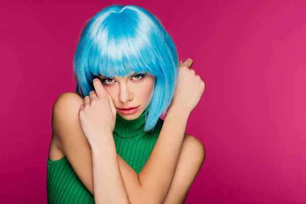 Schönes Modell mit blauen Haaren, isoliert auf rosa — Stockfoto