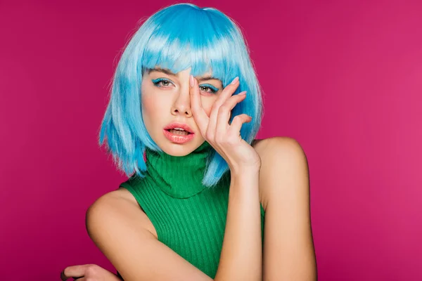 Bella ragazza alla moda posa in parrucca blu, isolato su rosa — Foto stock