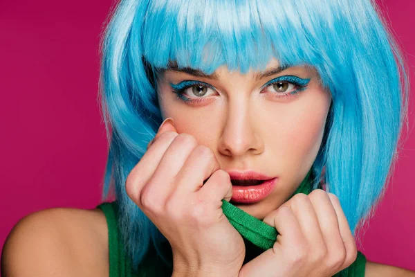 Jolie fille glamour aux cheveux bleus posant en col roulé vert, isolée sur rose — Photo de stock