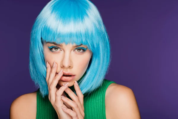 Menina atraente posando em peruca azul, isolado em roxo — Fotografia de Stock