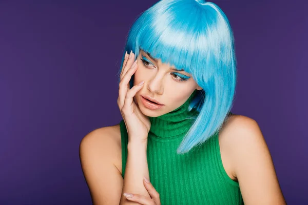 Mujer joven de moda posando en peluca azul, aislado en púrpura — Stock Photo