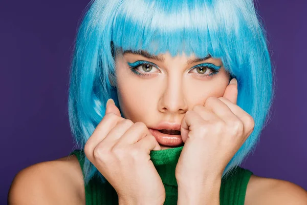Красивая девушка с макияжем позирует в голубом парике, изолированы на фиолетовый — стоковое фото