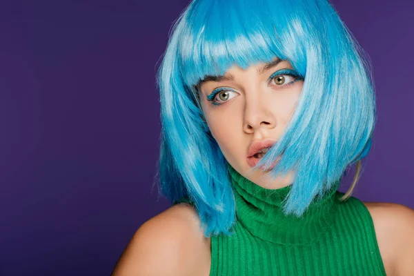 Hübsches Mädchen posiert in blauer Perücke, isoliert auf lila — Stockfoto