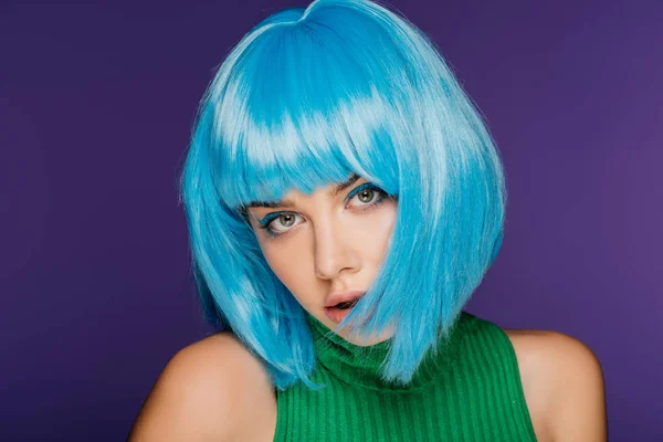 Hermosa chica elegante posando en peluca azul, aislado en púrpura - foto de stock