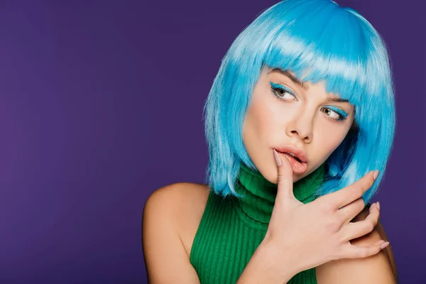 Hermosa mujer sensual con el pelo azul tocando el labio, aislado en púrpura - foto de stock