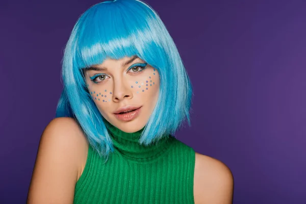 Affascinante ragazza con parrucca blu e stelle sul viso, isolato su viola — Foto stock