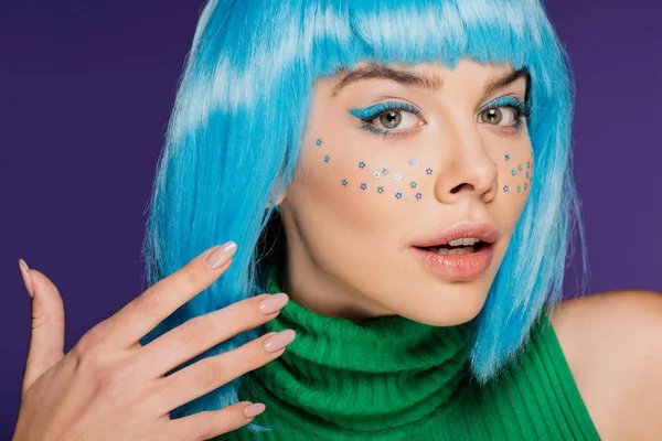 Modische Glamour-Frau mit blauer Perücke, Make-up und Sternen im Gesicht, vereinzelt auf lila — Stockfoto