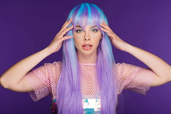 Menina bonita posando em peruca violeta com estrelas no rosto, isolado em roxo — Fotografia de Stock