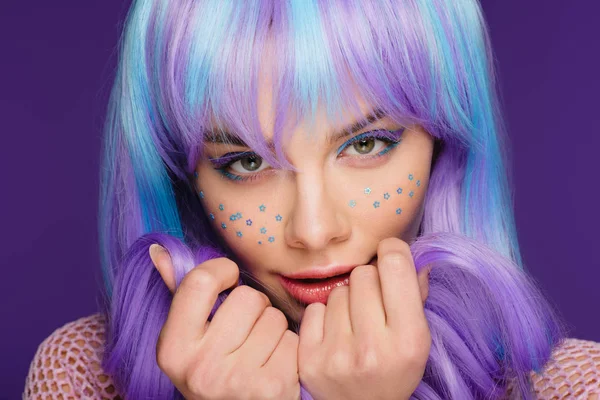Menina sensual atraente posando em peruca violeta com estrelas no rosto, isolado em roxo — Fotografia de Stock