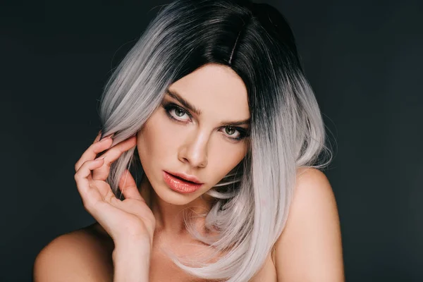 Bela menina da moda posando em peruca cinza, isolado em preto — Fotografia de Stock