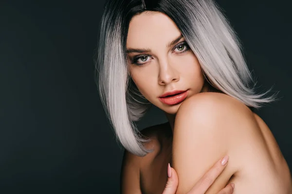 Menina elegante atraente posando em peruca cinza, isolado em preto — Fotografia de Stock