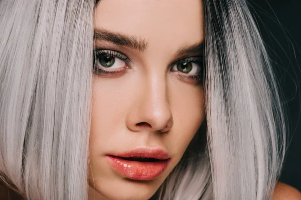 Close-up de bela menina da moda posando em peruca cinza, isolado em preto — Fotografia de Stock