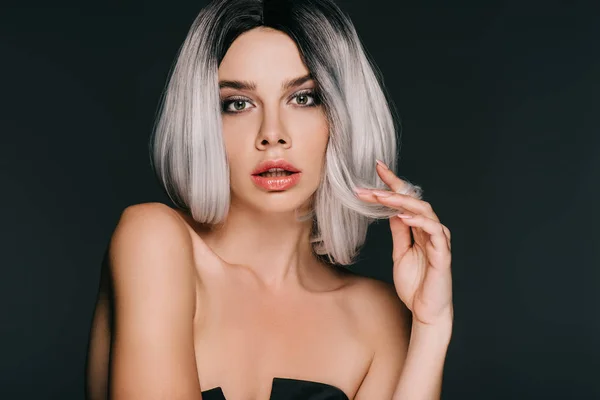 Modelo atraente posando em peruca cinza para tiro de moda, isolado em preto — Fotografia de Stock