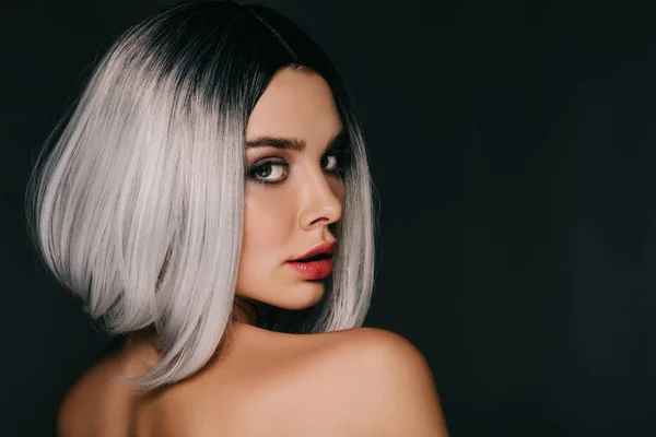 Menina atraente posando em peruca cinza, isolado em preto — Fotografia de Stock