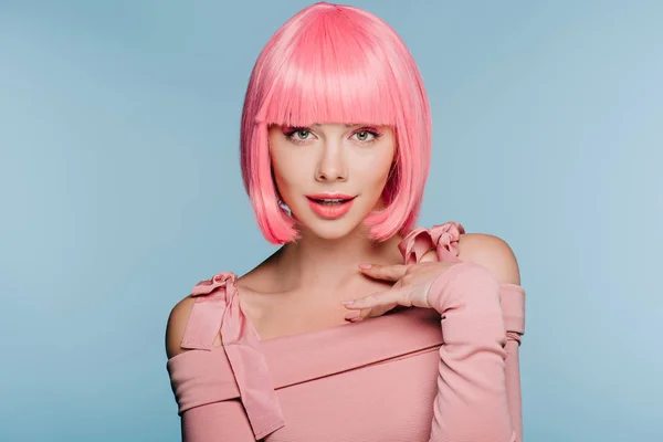 Stylish girl gesturing and posing in pink wig isolated on blue — Stock Photo