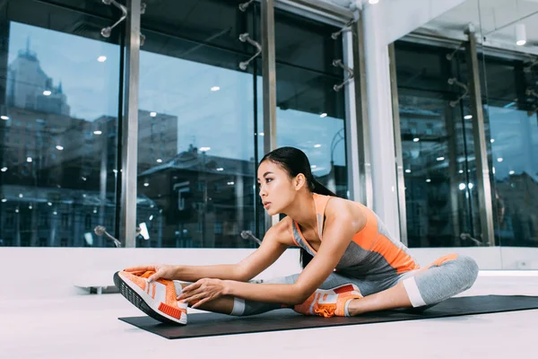 Jovem asiático menina fazendo fitness exercício no tapete no ginásio — Fotografia de Stock