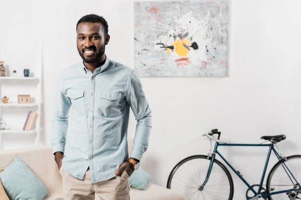 Schöner afrikanisch-amerikanischer Mann steht im Wohnzimmer — Stockfoto