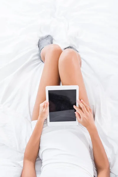 Teilbild der Frau mit digitalem Tablet mit leerem Bildschirm im heimischen Bett — Stockfoto