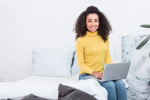Curly beautfiul female freelancer working on laptop at home — Stock Photo