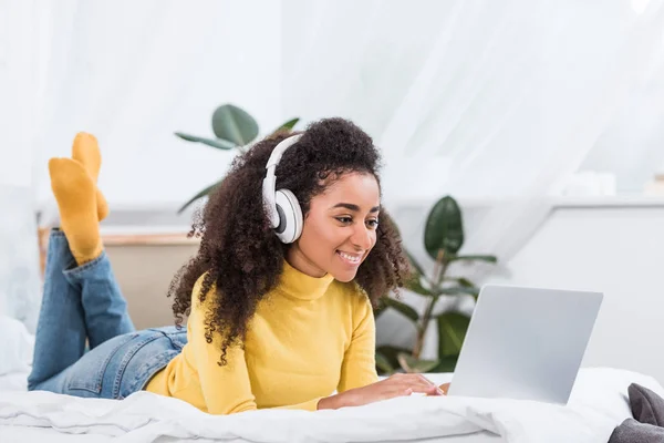 Attraktive Freiberuflerin im Kopfhörer, die im Home Office am Laptop arbeitet — Stockfoto