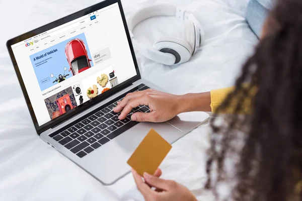 Abgeschnittenes Bild einer Frau mit Kreditkarte und Laptop bei ebay auf dem Bildschirm — Stockfoto