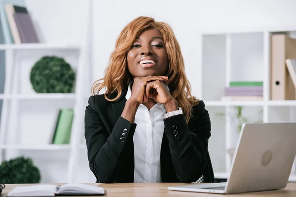 Femme d'affaires afro-américaine gaie dans un bureau moderne — Photo de stock