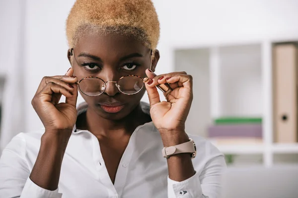 Foco seletivo da mulher de negócios afro-americana usando óculos — Fotografia de Stock