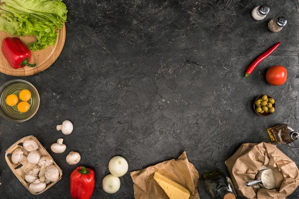 Vista dall'alto degli ingredienti della pizza con spazio copia su sfondo grigio — Foto stock