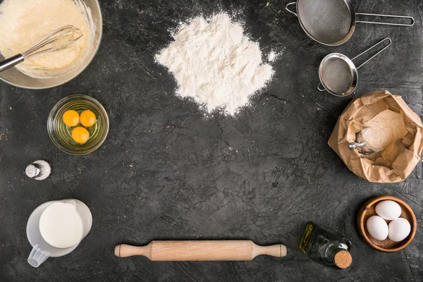 Vista dall'alto di pasta, ingredienti e utensili da cucina su sfondo grigio con spazio per copiare — Foto stock