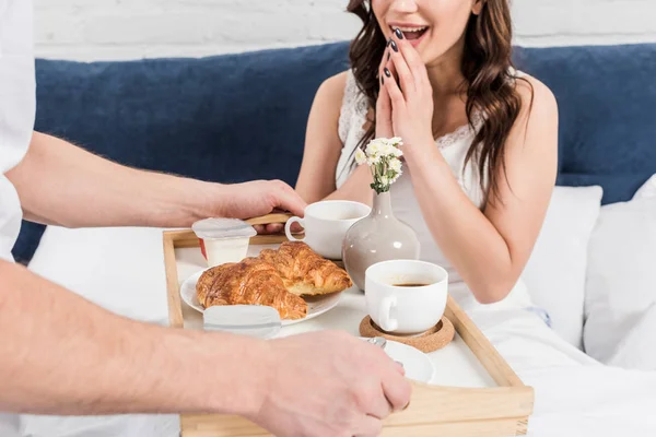 Mann überrascht Frau morgens mit Frühstück im Bett zu Hause — Stockfoto