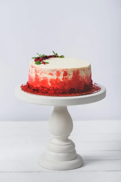Gâteau décoré de groseilles rouges sur pied isolé sur blanc — Photo de stock
