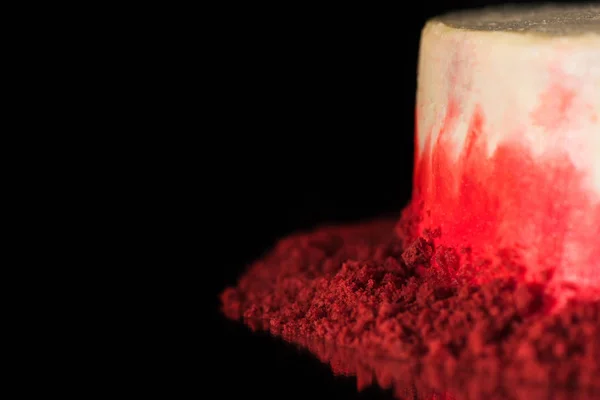 Focalizzazione selettiva di torta bianca e rossa isolata sul nero — Foto stock