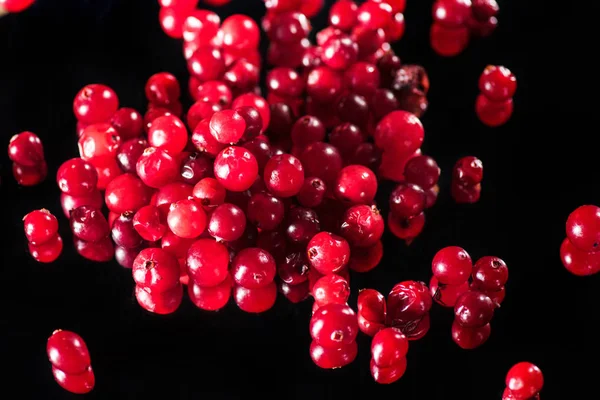Selective focus of red currants isolated on black — Stock Photo